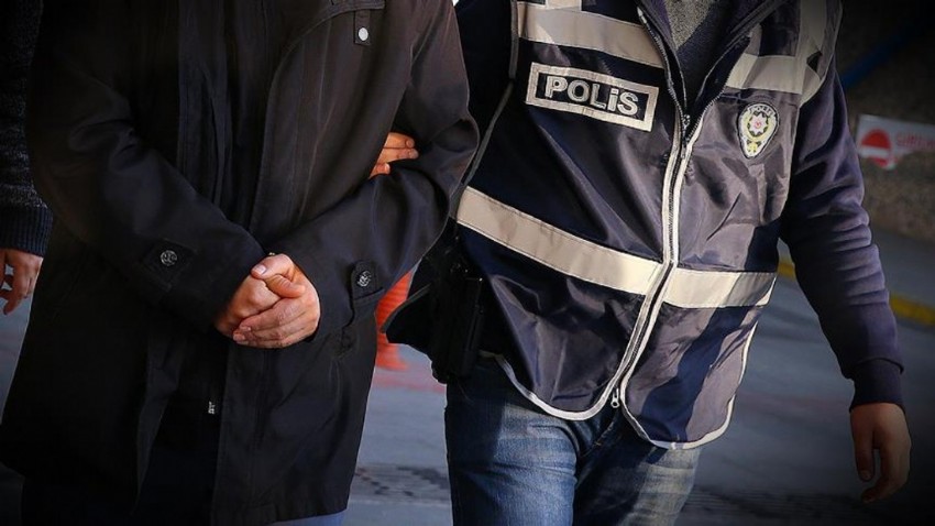 Metroya asılan Türk bayraklarını söken şüpheli tutuklandı