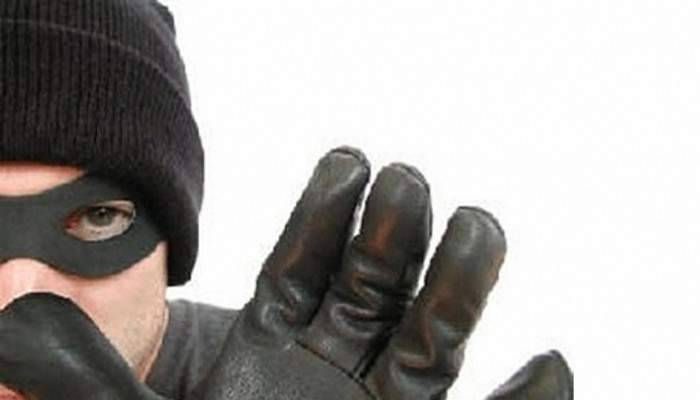Ayakkabılarını göremeyince soyulduğunu anladı