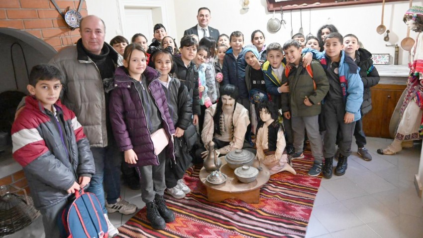 Biga Belediye Başkanı Bülent Erdoğan, Öğrencilere Kültürel Gezilerde Rehberlik Ediyor
