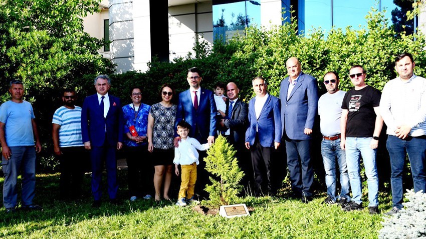 ÇOMÜ’nün yeni rektörü ilk iş olarak fidan dikti