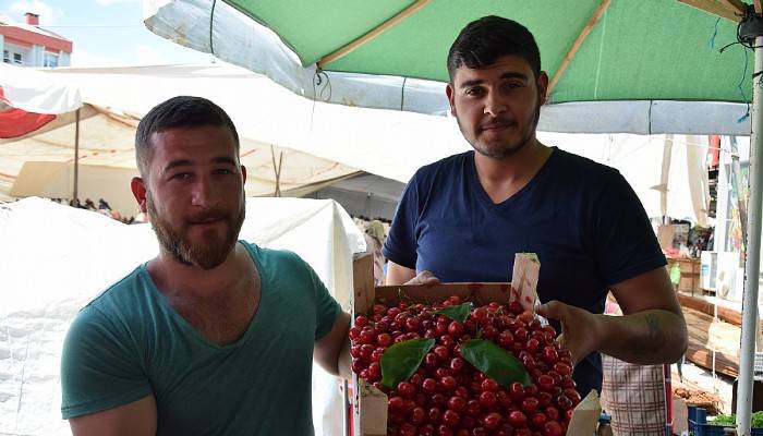 Lapseki kirazı 20 liradan tezgahlarda
