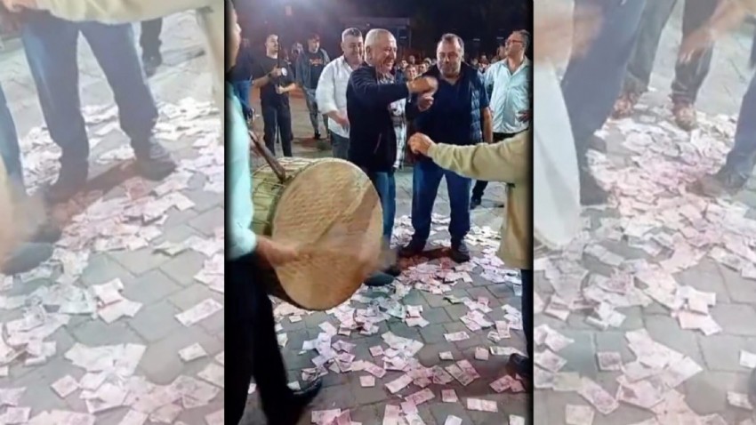 Çıplak Köy’de erkek eğlencesinde para yağmuru