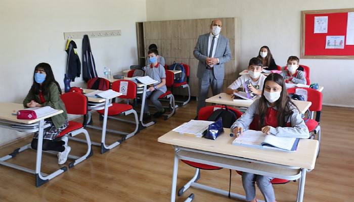 Kaymakam Mustafa Can ve İlçe Müdürü Erkan Bilen Okulları Ziyaret Ettiler