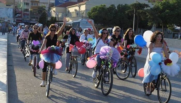 Biga’da Süslü Kadınlar Bisiklet Turu düzenlendi