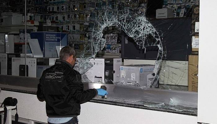 Balyozla camı kırdılar, çalamadan kaçtılar