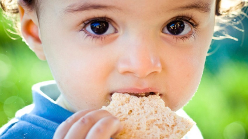 Bebekler Ne Zaman Kendi Kendine Yemeye Başlamalı ?