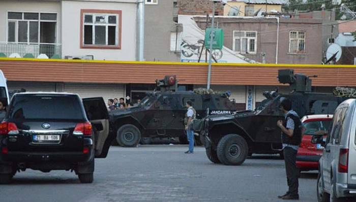 Diyarbakır’da polis ile teröristler çatıştı: 3 şehit, 2 yaralı