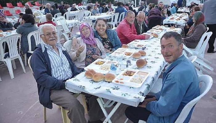 Lapseki Belediyesi, ikinci sokak iftarını verdi