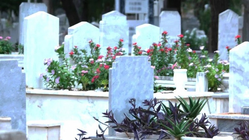Çeşmealtı Köyü Muhtarı'ndan mezarlıkta ikram uyarısı