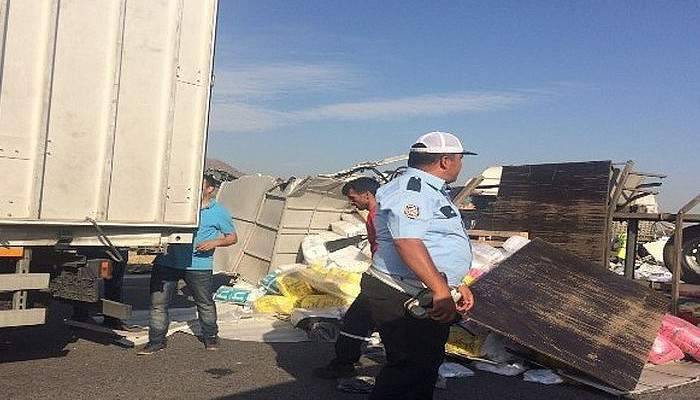 Otoyol savaş alanına döndü, kamyon TIR'a çarptı: 2 yaralı