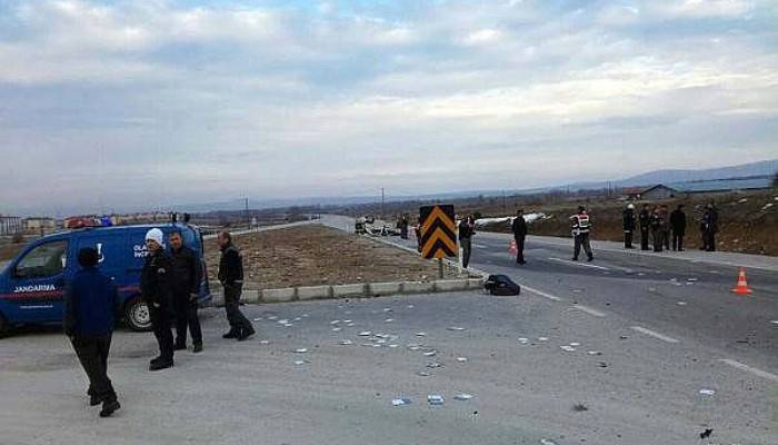 Otomobil karşı şeride geçerek takla attı