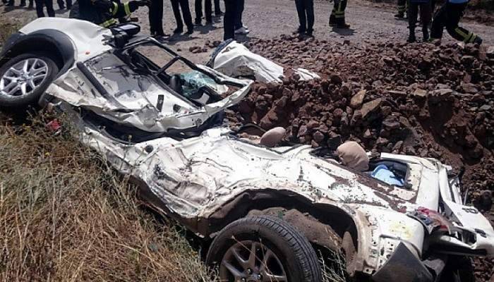 Hafriyat kamyonunun altında ezilen araçtan 5 kişi sağ çıktı