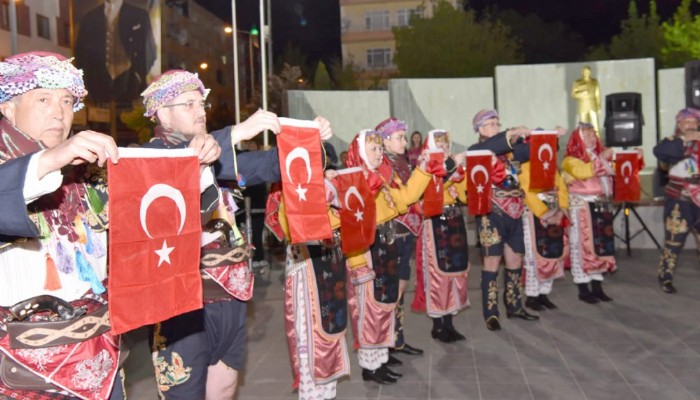 Kazdağı Halk Oyunları Topluluğu gösterisine tam not