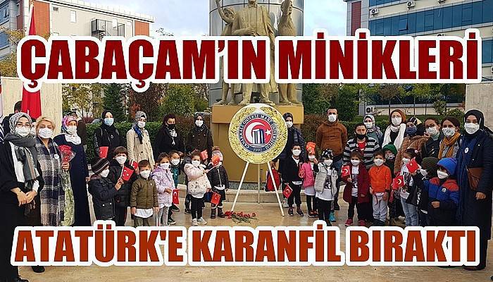 ÇABAÇAM’ın minikleri Atatürk’e karanfil bıraktı
