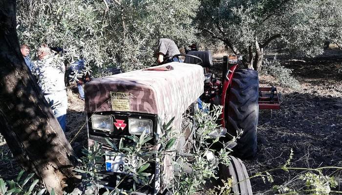 Zeytin ağacına sıkıştı, traktörün üzerinde ölü bulundu