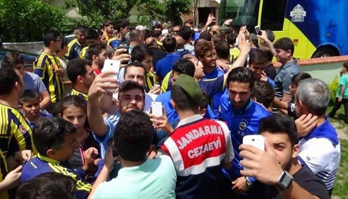 Cuma namazı kılan Fenerbahçeli futbolculara yoğun ilgi
