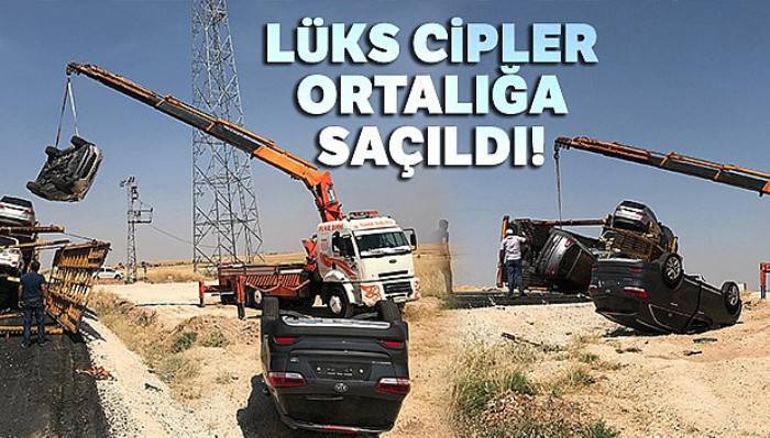 Lüks araçları taşıyan tır devrildi