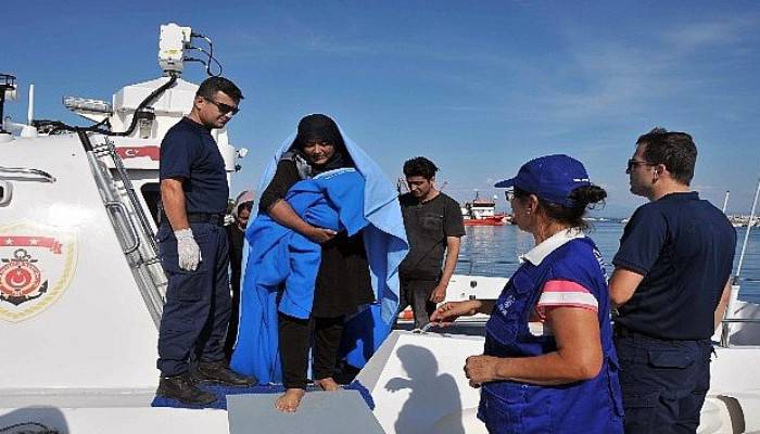  Denizde can pazarı; botları batan göçmenleri sahil güvenlik kurtardı