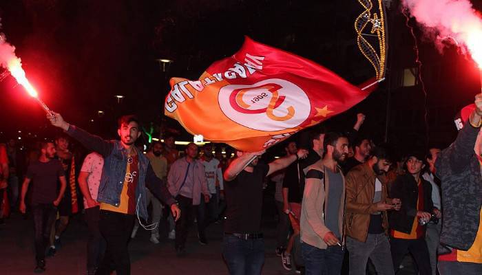 Çanakkale'de Galatasaray taraftarı şampiyonluğu kutladı (VİDEO)