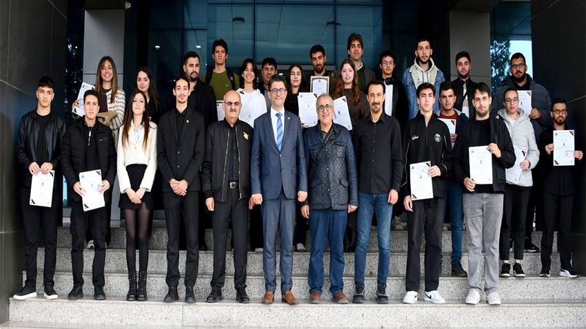 İHA-01 Ticari Pilot Lisansı Alan Öğrenciler Sertifikalarını Rektör Erenoğlu’ndan Aldı