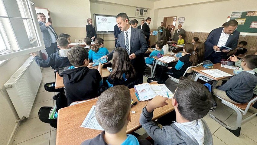 Vali Aktaş, Balıklıçeşme ve Kozçeşme okullarını ziyaret etti