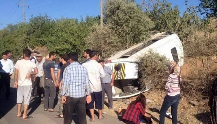 Tekstil işçilerini taşıyan minibüs takla attı: 14 yaralı
