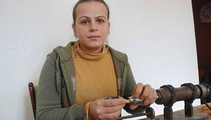 Erkeklerin tahtını sallıyor