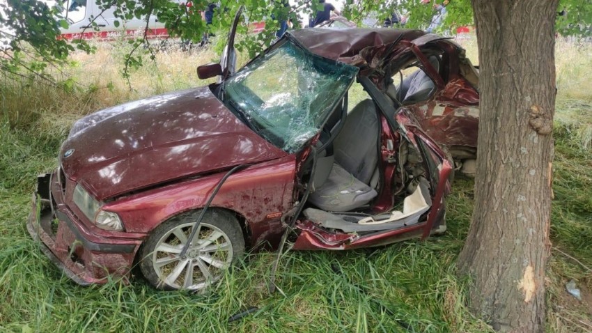 Otomobil ağaca çarptı 1 ölü, 1 yaralı