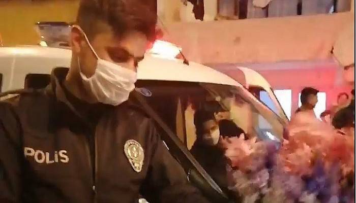 Kavgaya gelen polisleri pasta ve çiçeklerle karşıladılar (VİDEO)