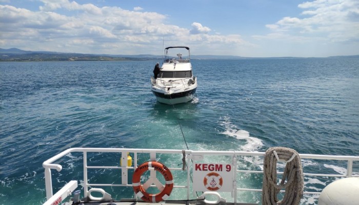 Gelibolu önlerinde makine arızası yaparak sürüklenen tekne rıhtıma çekildi