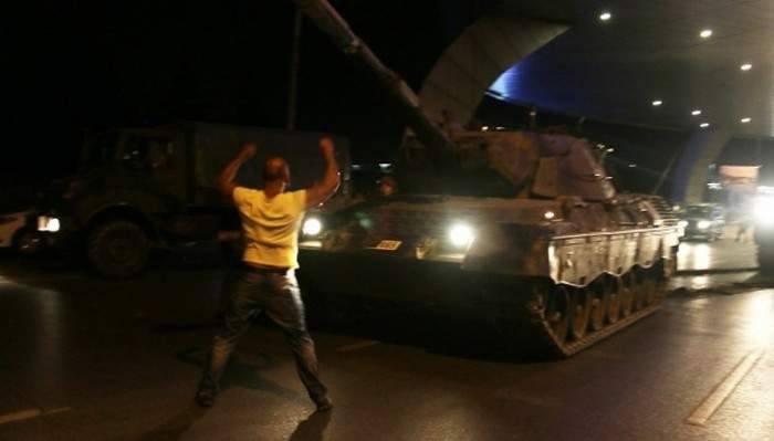 Atatürk Havalimanı'nda tanklar geri çekilmeye başladı