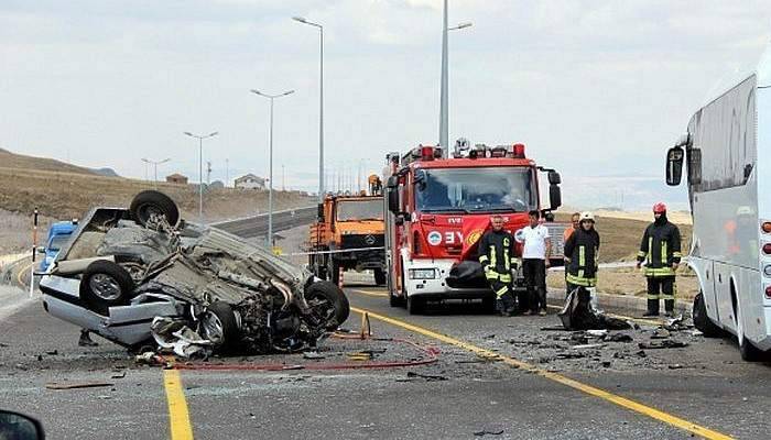 Otobüsle çarpışan otomobil takla attı: 1 ölü, 4 yaralı