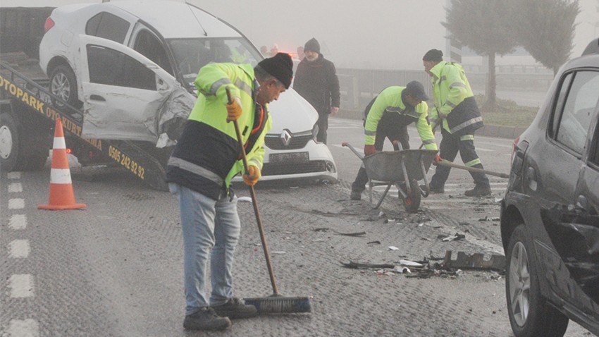 Zincirleme trafik kazasında 4 kişi yaralandı (videolu)