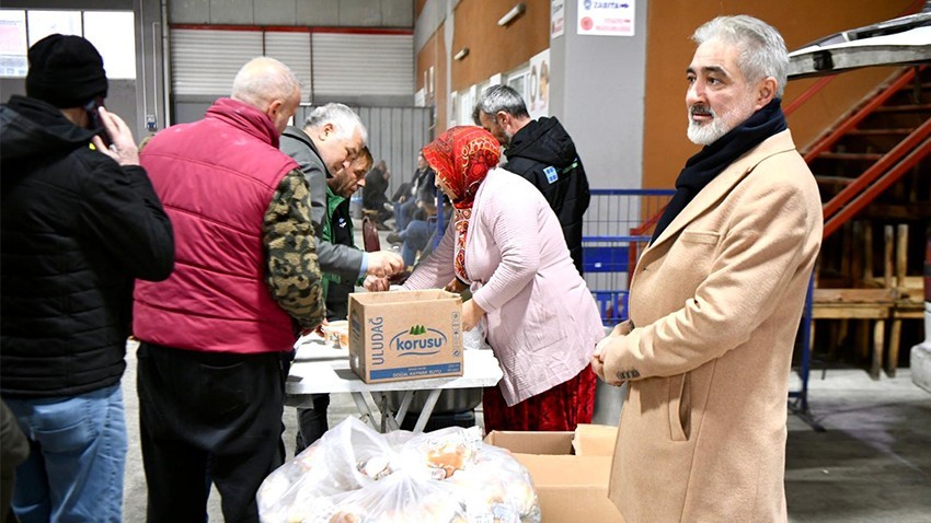 Başkan Adayı Songur’dan Pazarcı Esnafına Soğuk Havada Sıcak İkram