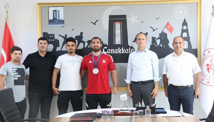 Milli Güreşçi Gençlik ve Spor İl Müdürü Ömer Kalkan’ı Ziyaret Etti