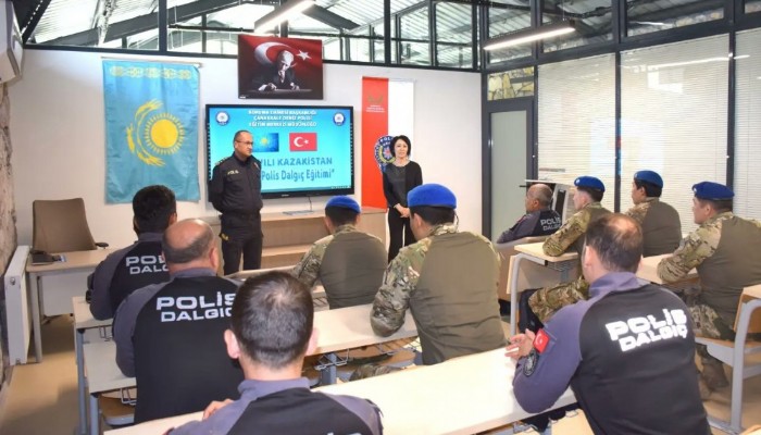 Kazak polislere dalmayı öğrettiler
