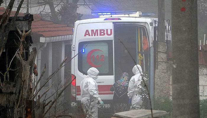 Karantinaya alınan köyde, yaşlı kadın hastaneye kaldırıldı