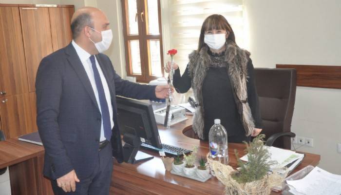 BİGA KAYMAKAMI MUSTAFA CAN, KADINLARA KARANFİL DAĞITTI