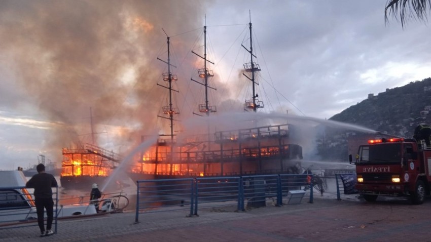 Tur tekneleri alev alev yandı (TIKLA İZLE)