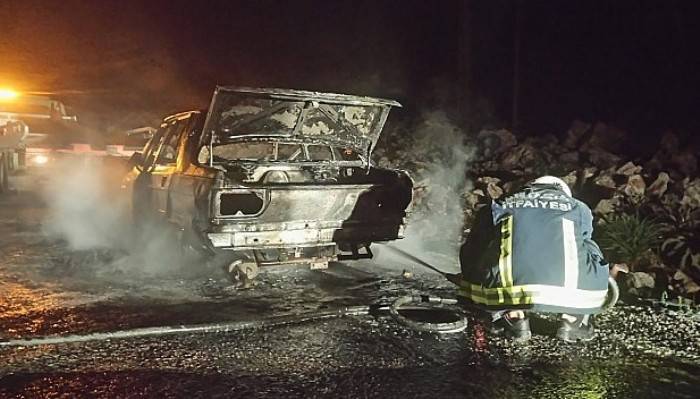  Araç yanarak hurdaya döndü, sürücü son anda kurtuldu