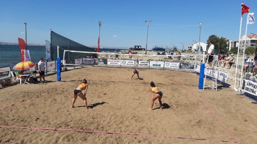 Lapseki’de Plaj Voleybolu Heyecanı Yaşandı (VİDEO)