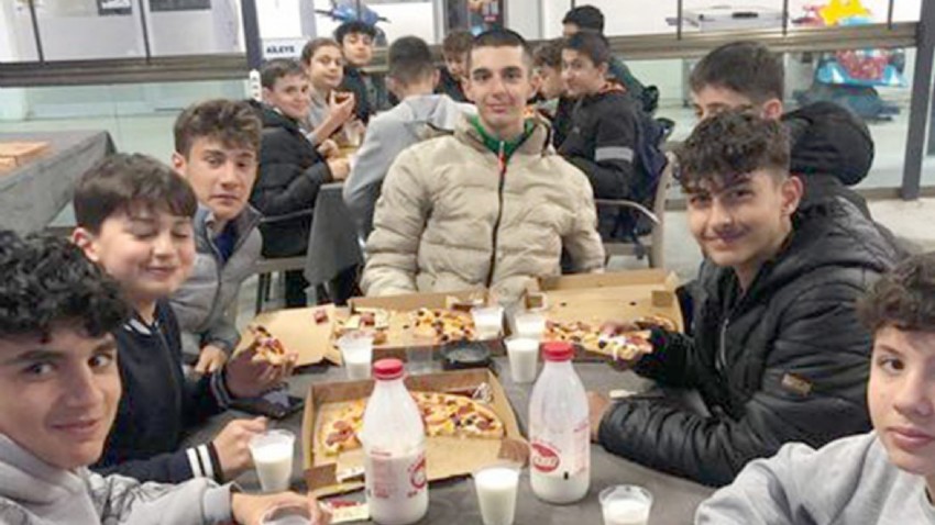 Bigaspor U-14 Takımı Şampiyonluğu Pizza Partisiyle Kutladı