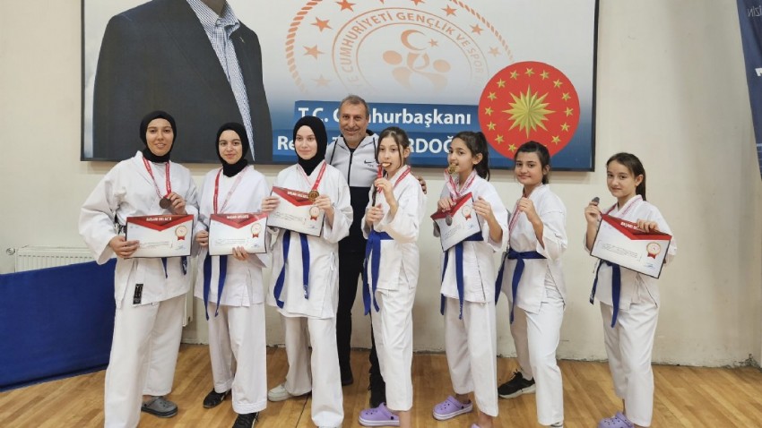 Çanakkale Okulsporları Karate Müsabakalarında Biga Belediyesi Kursları Fark Yarattı