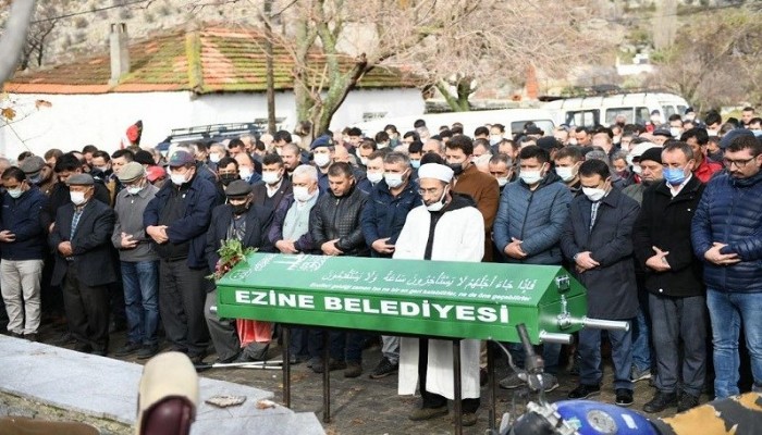 Ezine İlçesi Kayacık Köyü Muhtarı Ali Can, Dualarla Son Yolculuğuna Uğurlandı