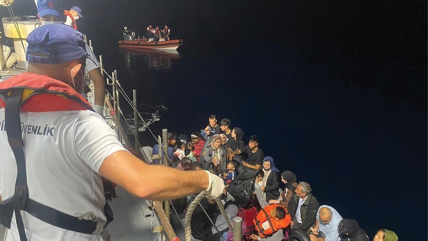 Ayvacık açıklarında İtalya’ya kaçmak isteyen 144 düzensiz göçmen yakalandı