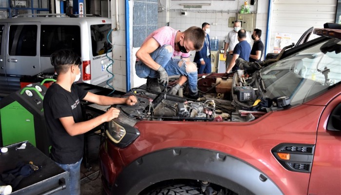 Öğrencilere mesleki beceri kazandırırken hayata hazırlıyor