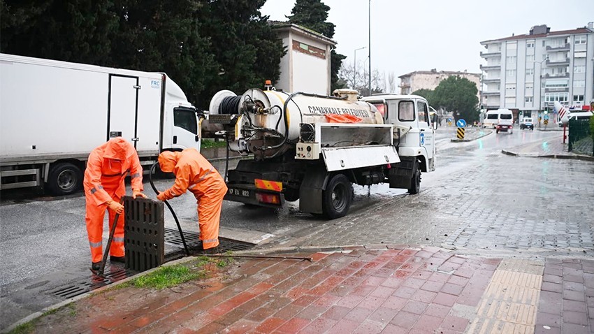 Çanakkale Belediyesi’nden Yağış Mesaisi