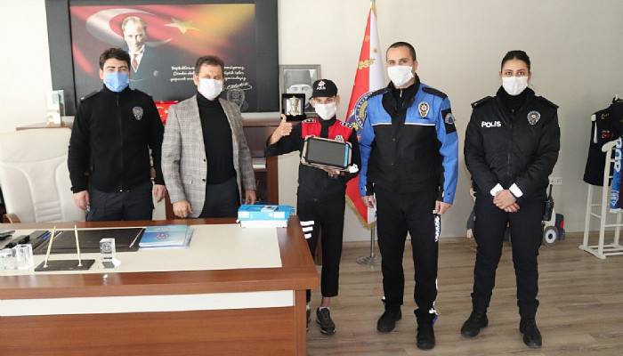 Dersleri cep telefonundan takip eden öğrenciye polis tablet hediye etti