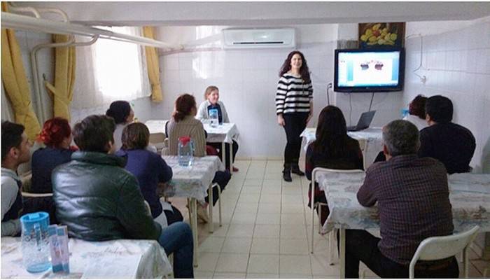 Lapseki Devlet Hastanesi'nde iletişim eğitimi verildi