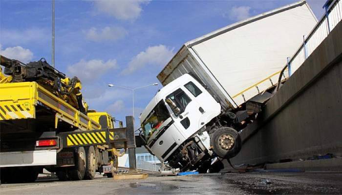 Freni boşalan TIR dehşet saçtı